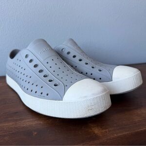 Native grey white Jefferson slide on water shoes Men’s sz 10